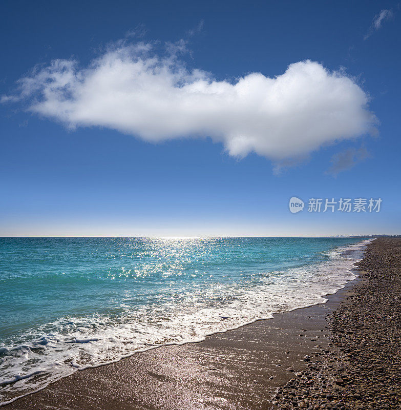 巴伦西亚Sagunto Canet海滩，地中海边夏日蔚蓝的天空